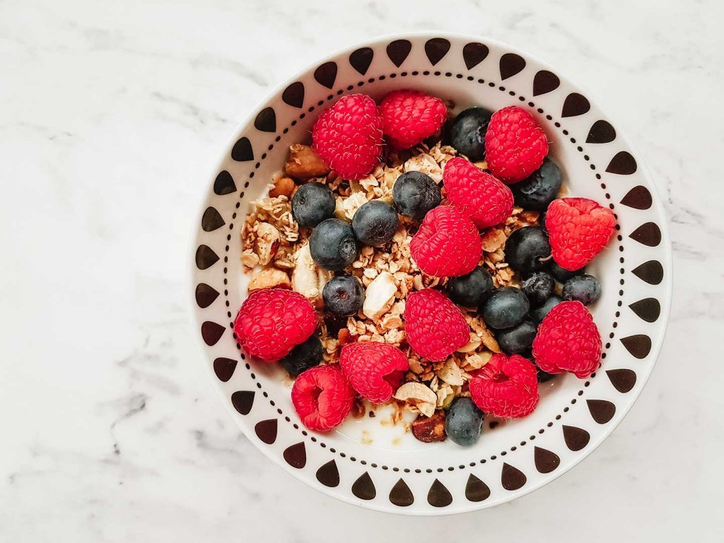 Herkullinen granola, jogurttia ja marjoja