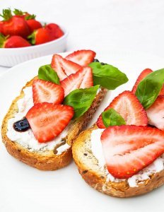 mansikka-ricotta-toastit