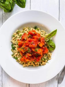 Paahdettuja juureksia tomaattikastikkeessa ja couscousia