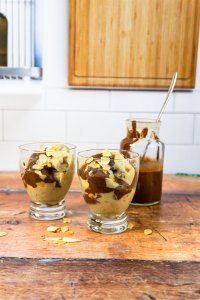 kevyt-banaani-sundae-suklaakastikkeella