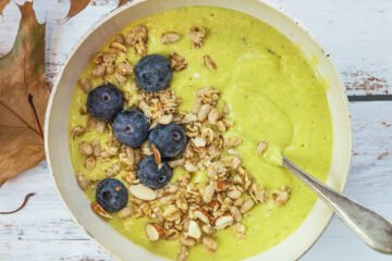 Helppo vihreä smoothie bowl raejuustolla_2