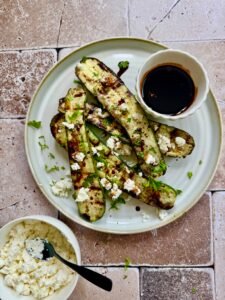 Grillatut-kesakurpitsat-fetalla-ja-balsamicolla