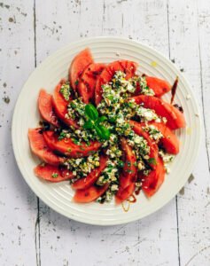 vesimeloonia-feta-pistaasimurulla helppo salaatti