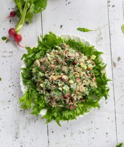 Broilerisalaattia vihreällä yrttikastikkeella