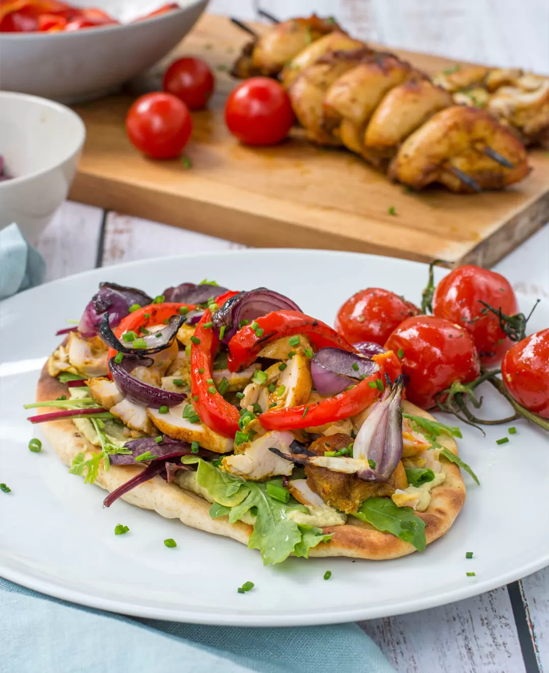 Grillileipä grillatulla kanalla ja kasviksilla