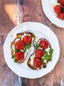 Grillattu ricotta-tomaattileipä
