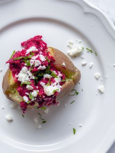 Uuniperunat punajuuri-fetakastikkeella