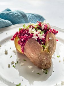 Uuniperunat punajuuri-fetakastikkeella