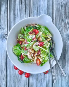 Herkullinen Caesar-pastasalaatti kanalla_2
