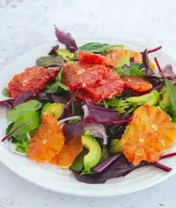 Appelsiini-avokadosalaatti