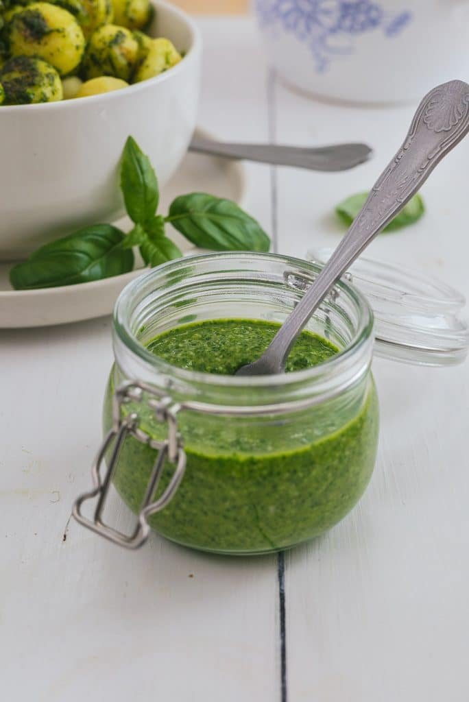 Pinaatti-basilikapesto