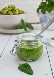 Pinaatti-basilikapesto