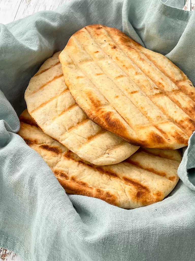 Naanleipä grillissä