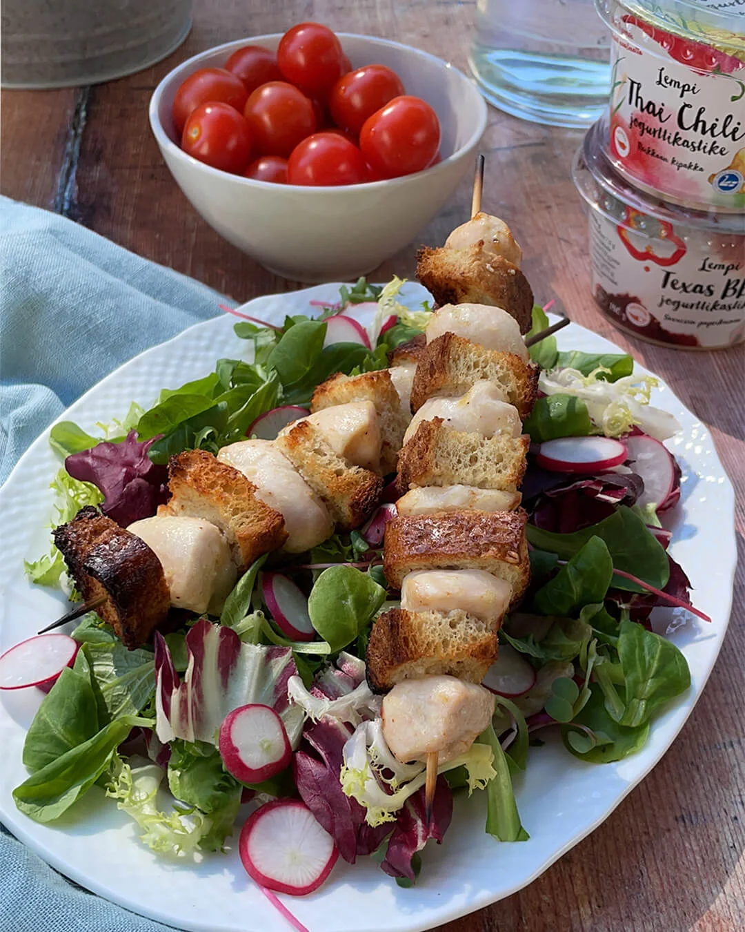 Grillatut-broilerileipavartaat-ja-helppo-dippi