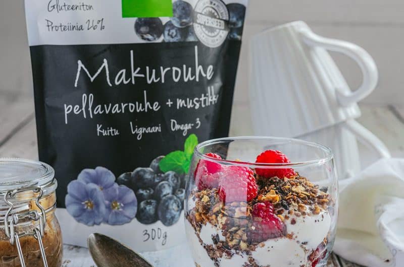 Herkullinen jogurttiannos marjoilla ja taatelikaramellilla