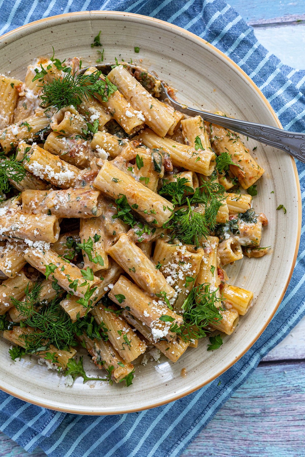 Helppo aurinkokuivattu tomaatti-ricottapasta