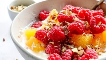 Raejuusto-jogurtti bowl appelsiinilla ja marjoilla